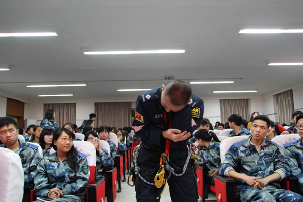 我院举办“大学生安全、防护”主题讲座