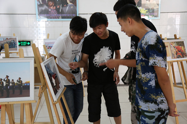 院报报社举办首届“迷彩风•青春颂” 主题摄影展