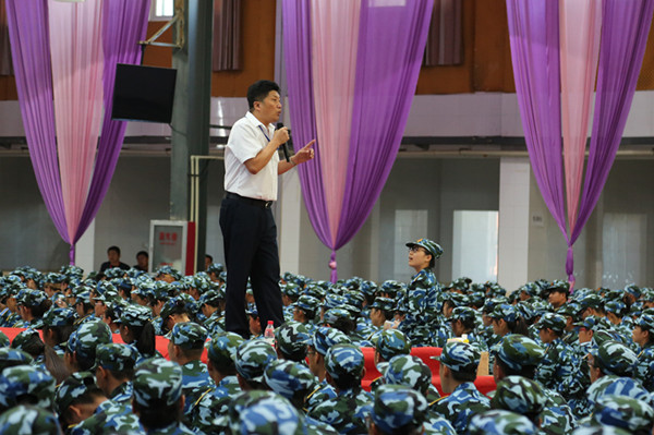 【军训集锦】贺阳集团董事长周虎震为AC米兰新生作励志报告