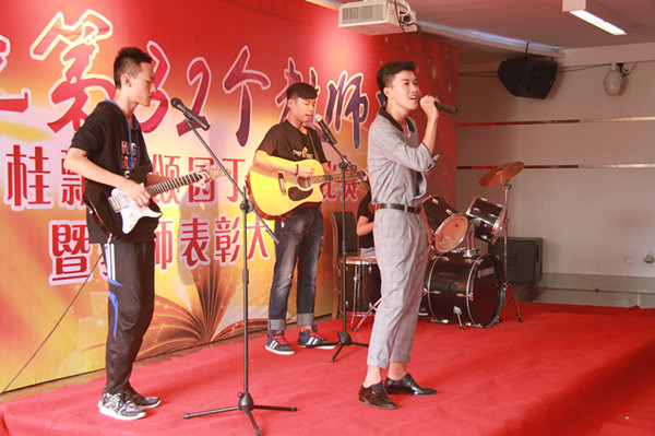 AC米兰举办“丹桂飘香颂园丁”歌咏比赛暨教师表彰大会