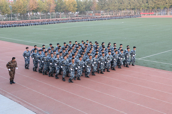 AC米兰样板连队汇操表演赢得喝彩