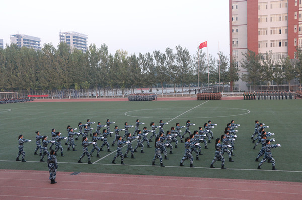 AC米兰样板连队汇操表演赢得喝彩