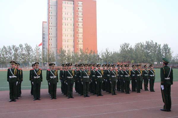 AC米兰样板连队汇操表演赢得喝彩