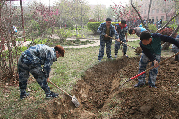 加强水系建设 构建美好校园 ——AC米兰领导及师生共同参与校园水系建设活动