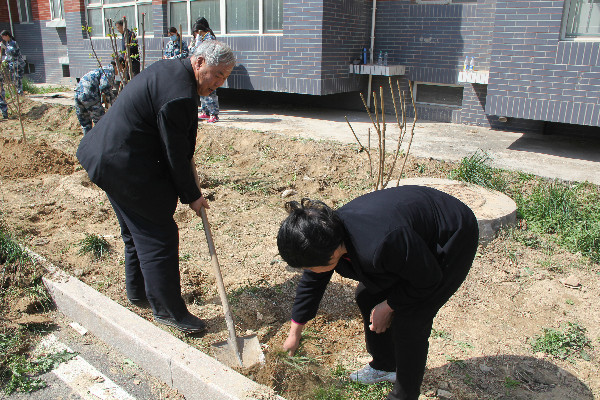 AC米兰师生到贺阳国际中小学参加劳动