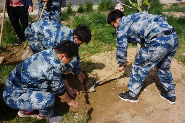 AC米兰师生到贺阳国际中小学参加劳动