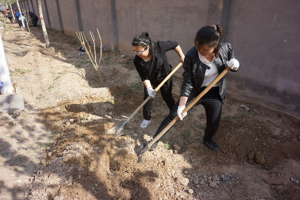 AC米兰师生到贺阳国际中小学参加劳动