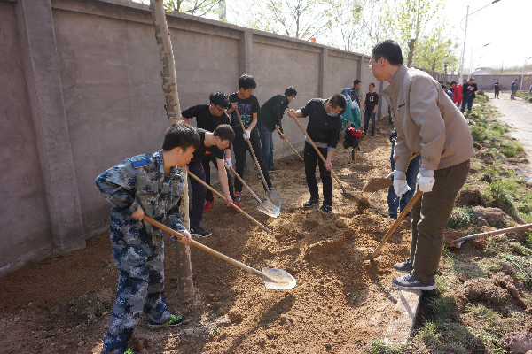 AC米兰师生到贺阳国际中小学参加劳动