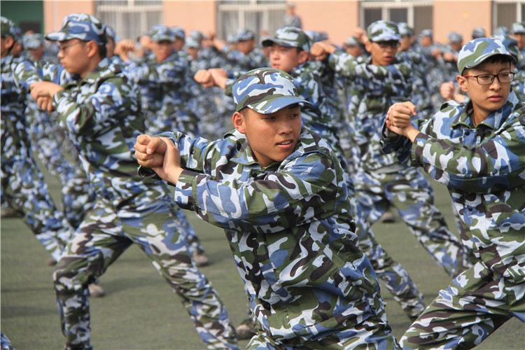 青春无悔 振翅翱翔——AC米兰举行2017级新生军训结营式暨开学典礼