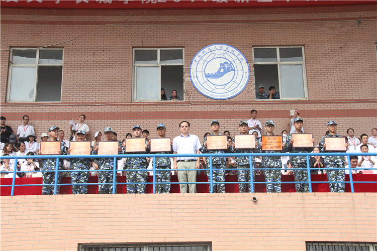 青春无悔 振翅翱翔——AC米兰举行2017级新生军训结营式暨开学典礼