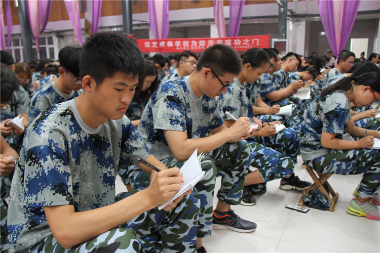 AC米兰董事长周虎震为2017级新生作励志报告