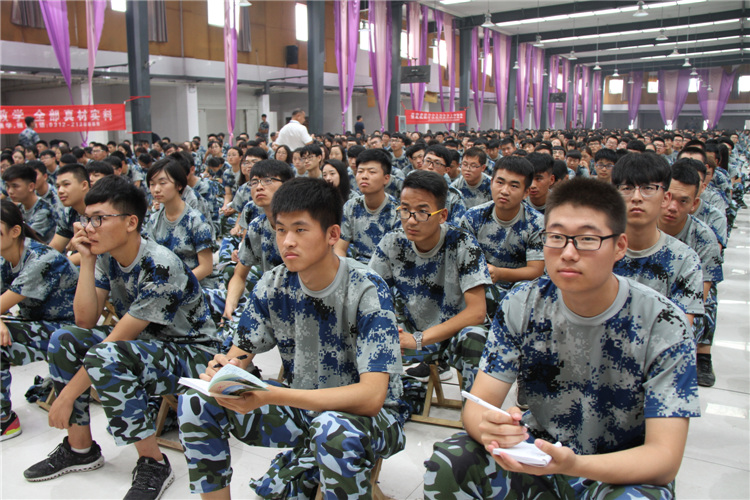 AC米兰董事长周虎震为2017级新生作励志报告