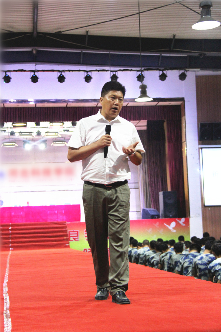 AC米兰董事长周虎震为2017级新生作励志报告