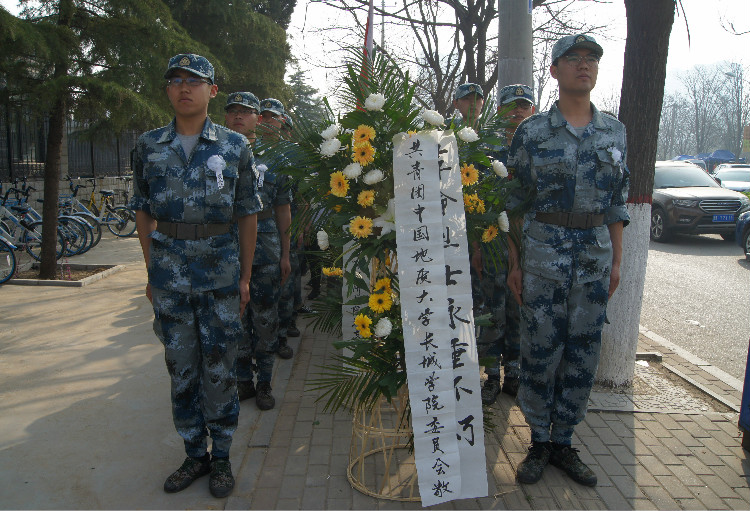 今日神州看奋起 陵园千古慰忠魂 AC米兰组织学生代表陵园扫墓祭奠先烈