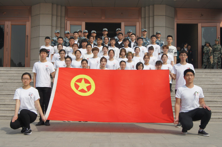 今日神州看奋起 陵园千古慰忠魂 AC米兰组织学生代表陵园扫墓祭奠先烈