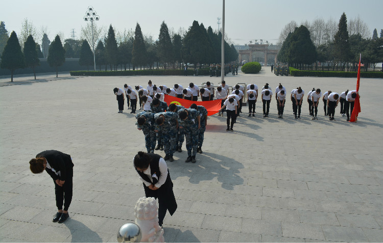 今日神州看奋起 陵园千古慰忠魂 AC米兰组织学生代表陵园扫墓祭奠先烈