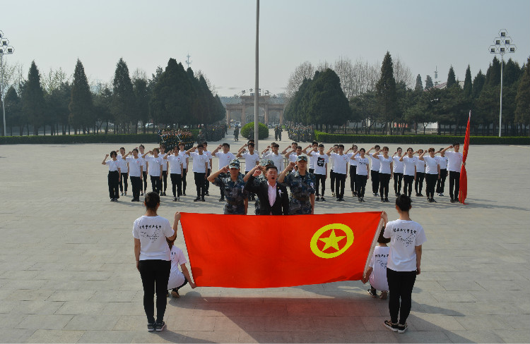 今日神州看奋起 陵园千古慰忠魂 AC米兰组织学生代表陵园扫墓祭奠先烈