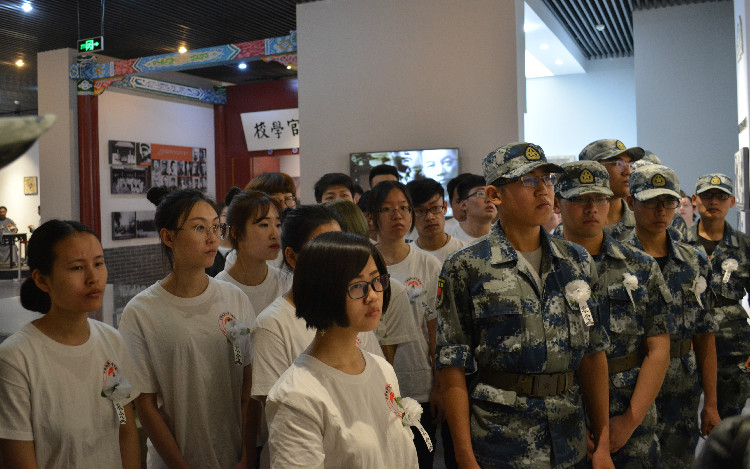 今日神州看奋起 陵园千古慰忠魂 AC米兰组织学生代表陵园扫墓祭奠先烈