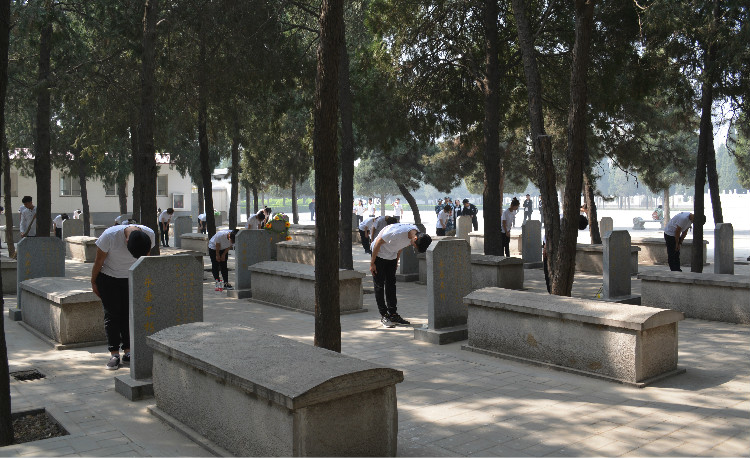 今日神州看奋起 陵园千古慰忠魂 AC米兰组织学生代表陵园扫墓祭奠先烈