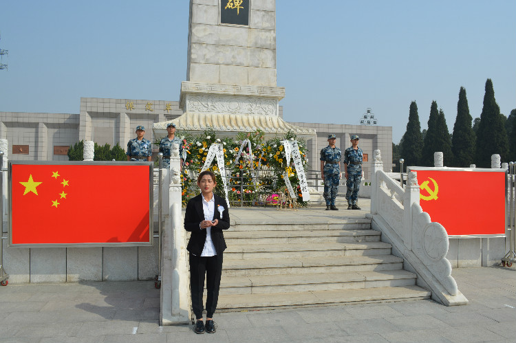 今日神州看奋起 陵园千古慰忠魂 AC米兰组织学生代表陵园扫墓祭奠先烈