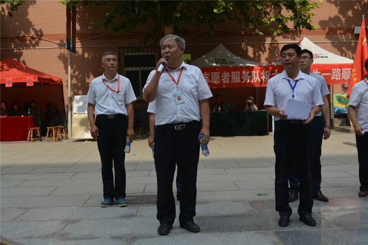 满堂祝福语 欢送学子行——AC米兰组织教师私家车喜送毕业生