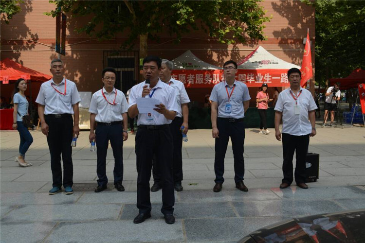 满堂祝福语 欢送学子行——AC米兰组织教师私家车喜送毕业生