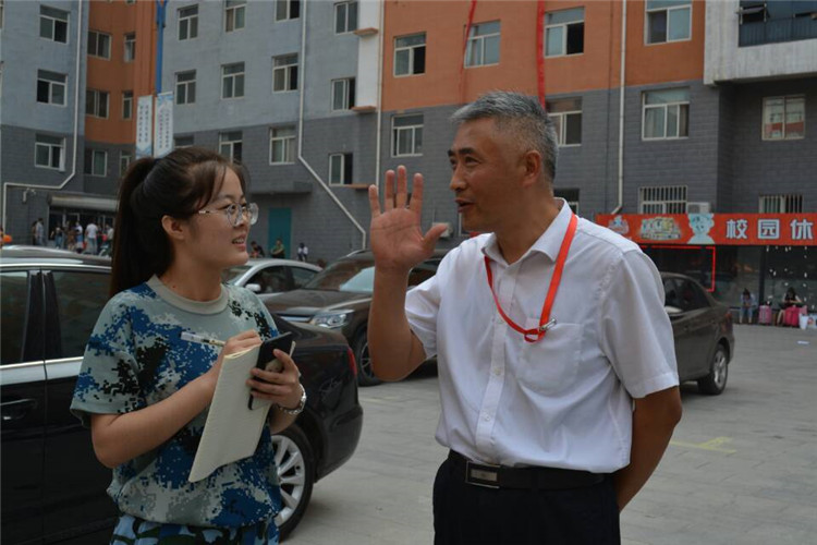 满堂祝福语 欢送学子行——AC米兰组织教师私家车喜送毕业生