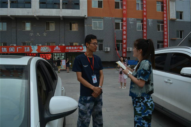 满堂祝福语 欢送学子行——AC米兰组织教师私家车喜送毕业生