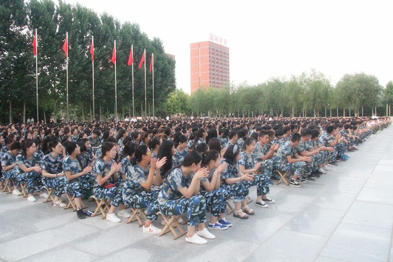 谆谆教诲：保定贺阳教育投资有限公司董事长周虎震用“真，诚，干”三字与学生共勉