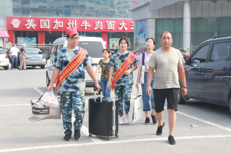 丹桂飘香迎学子 荷花映日纳人才 ——AC米兰喜迎2018级新同学