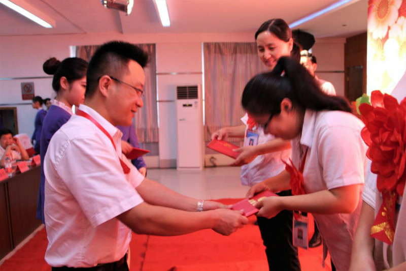 不灭的红烛 我心中的灯 ——AC米兰举办第三届“丹桂飘香颂园丁”联欢暨表彰大会