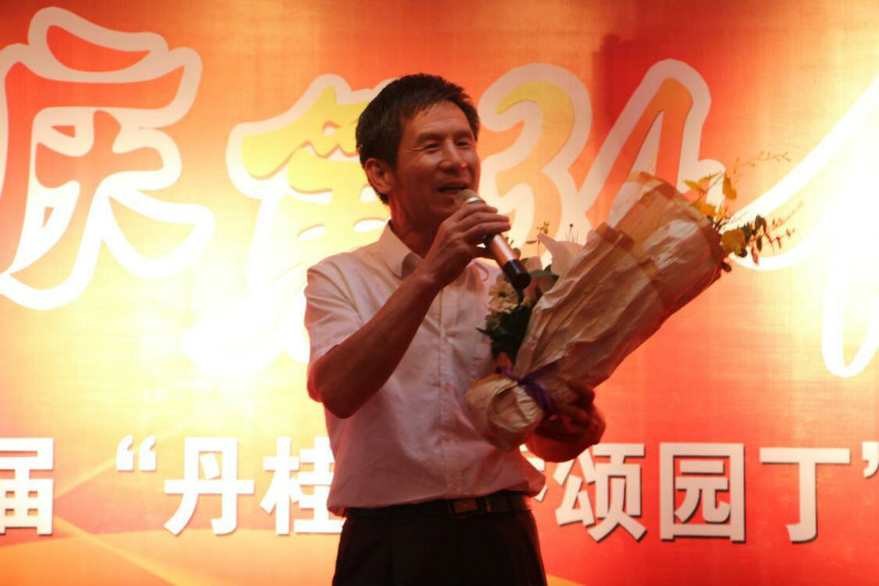 不灭的红烛 我心中的灯 ——AC米兰举办第三届“丹桂飘香颂园丁”联欢暨表彰大会