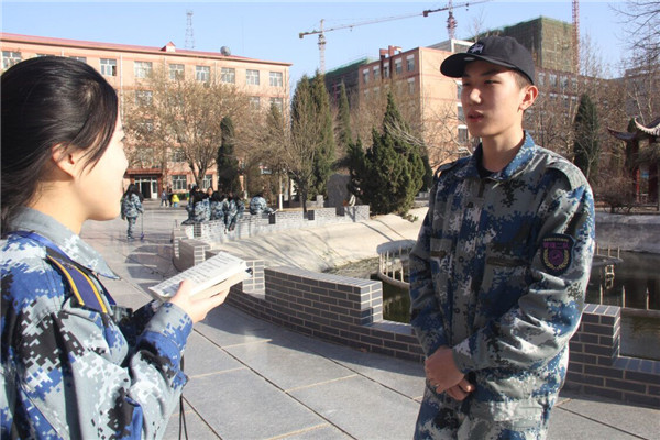 AC米兰师生热议“两会”
