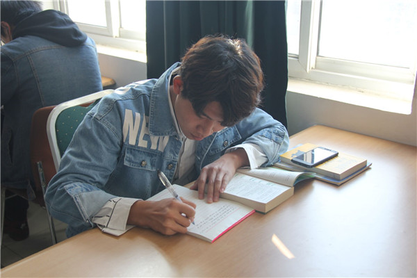 AC米兰师生热议“两会”