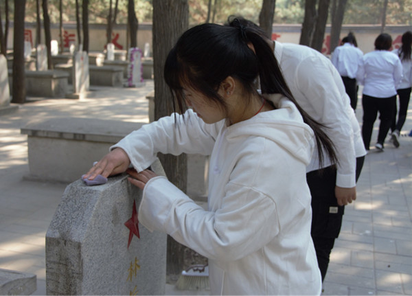 经济学院团总支开展“缅怀先烈重温历史”清明扫墓活动