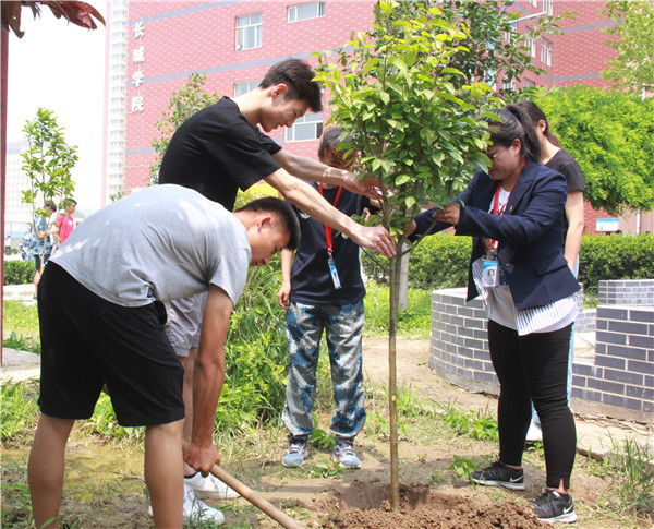 海棠树 母校情——AC米兰15级毕业生向学校捐赠海棠树活动专访