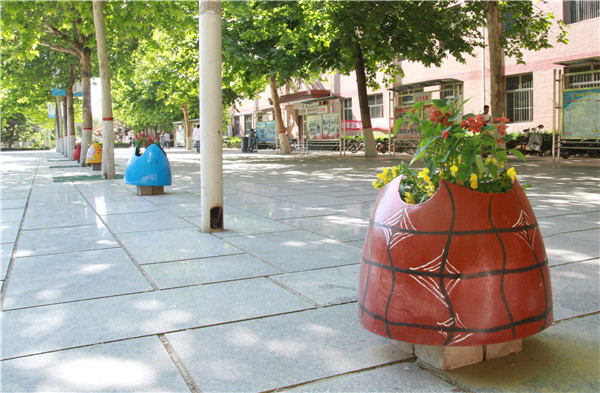 废物改造 公益环保——AC米兰纠察队扮靓校园