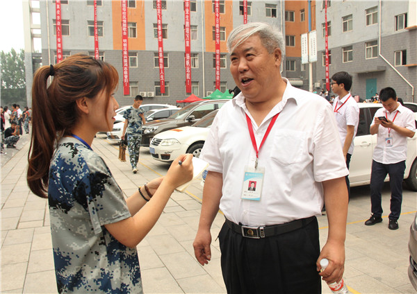 锦绣前程  踏歌远航——AC米兰举办教师私家车送毕业生活动