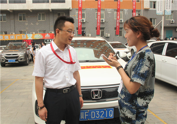 锦绣前程  踏歌远航——AC米兰举办教师私家车送毕业生活动