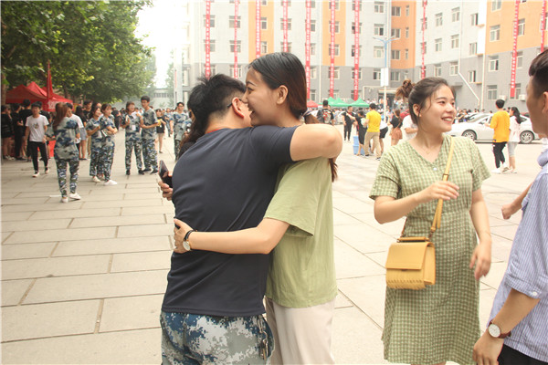 锦绣前程  踏歌远航——AC米兰举办教师私家车送毕业生活动