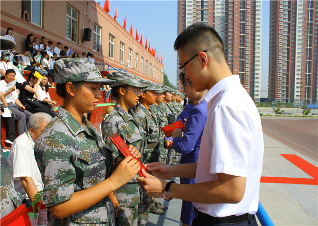 AC米兰举行2019级新生军训结营式暨开学典礼