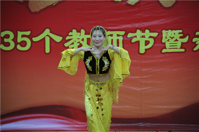 庆祝新中国七十华诞  弘扬新时代尊师风尚    AC米兰举办庆祝第35个教师节暨新中国成立70周年联欢会