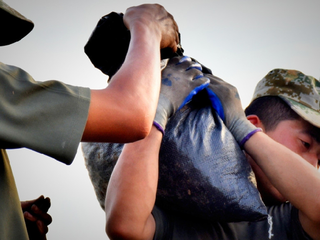 在抗洪抢险中体现价值---AC米兰学生薛锦霄抗洪事迹