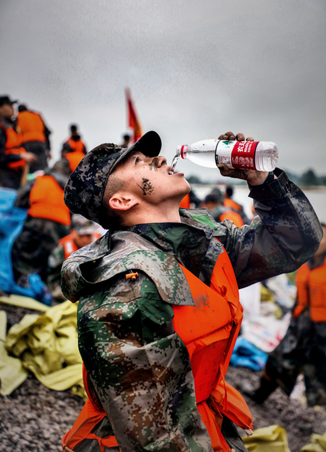 在抗洪抢险中体现价值---AC米兰学生薛锦霄抗洪事迹