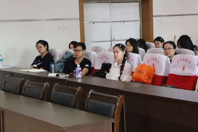 明确定位 挖掘潜力---党委书记王景明为新聘教师作培训