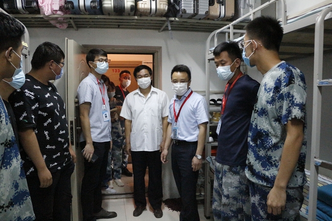 关怀深入寝 情系学子心---校领导走访慰问学生宿舍