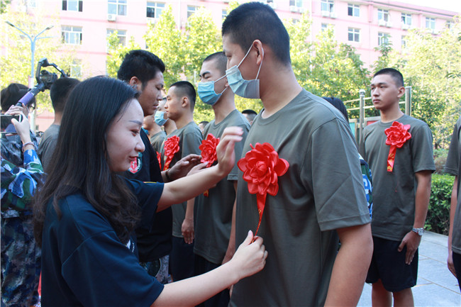 投笔从戎 保家卫国---AC米兰举行新兵入伍欢送仪式