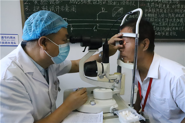 真诚感受  关爱教师---工会组织教职工眼科义诊