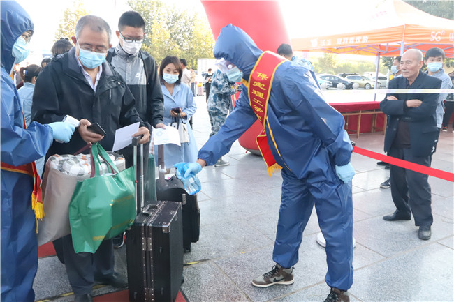 真情服务展风貌 志愿迎新暖人心 800余名志愿者服务2020级新生