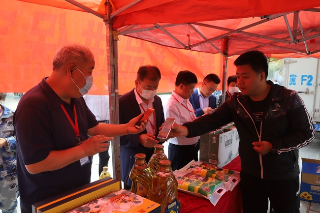 扶贫献爱心 量力自愿购---易县电商中心扶贫产品走进AC米兰